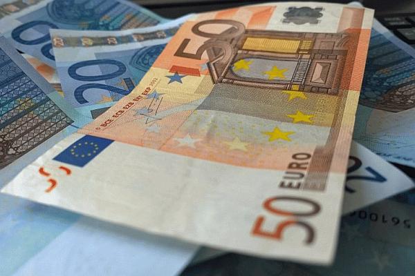 Литовские бизнесмены хотят раздать каждому жителю Литвы по по 1358 евро