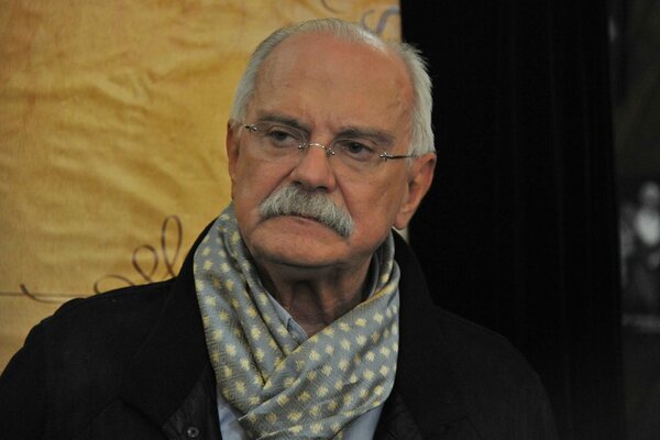 Михалков заподозрил Билла Гейтса в желании всех чипировать