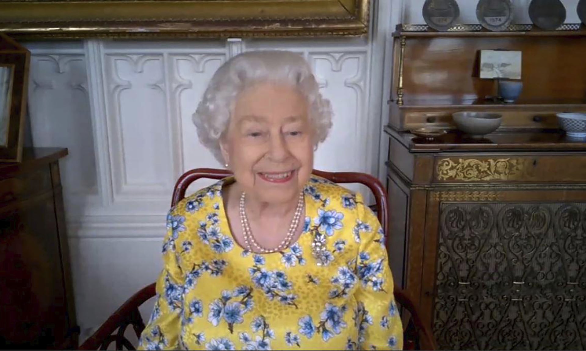 Елизавета II увидела свой портрет через экран монитора