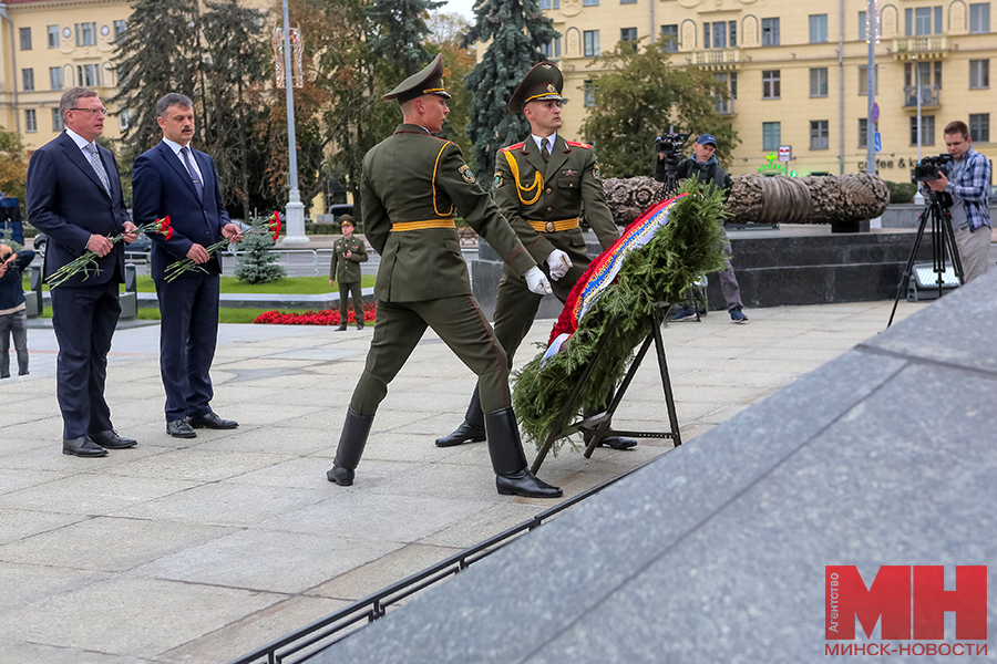 Губернатор возложил цветы к монументу Победы в Минске