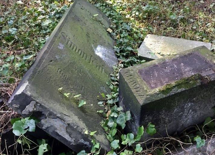 В Польше вандалы разрушили еврейское кладбище