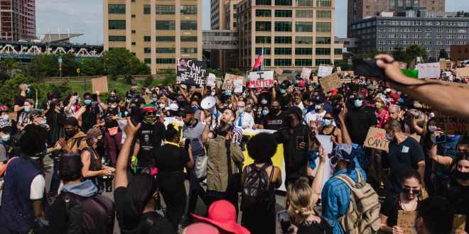 Трамп хочет прекратить беспорядки в США «силой»