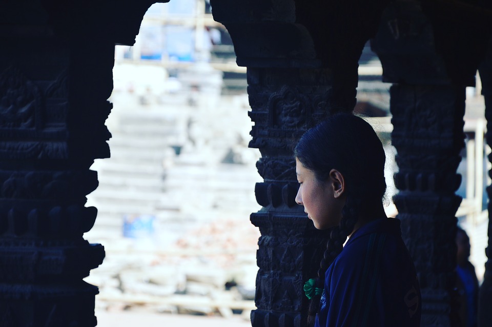 В Британии школьницу выгнали с уроков за брови