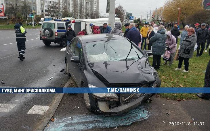 Автомобиль скорой помощи опрокинулся в Минске