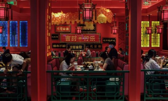 ресторан, люди обедают в китайском ресторане