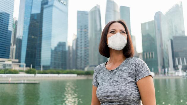 женщина на фоне города