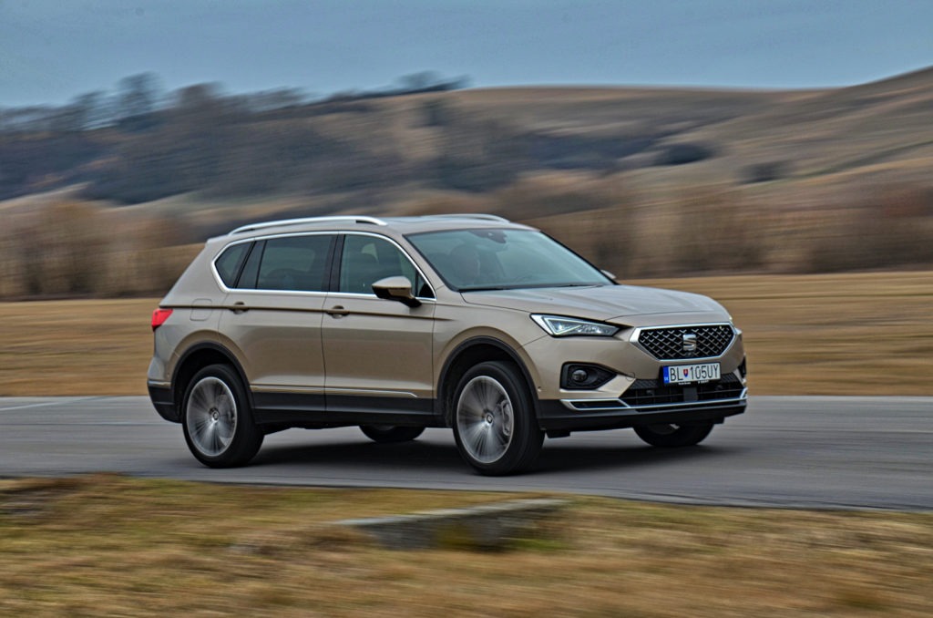 автомобиль едет по дороге