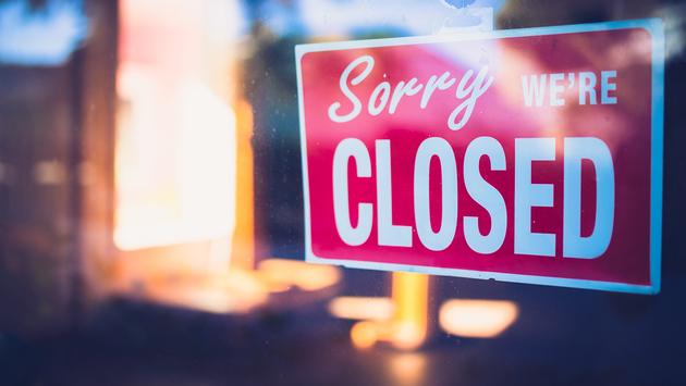 вывеска на дверях отеля