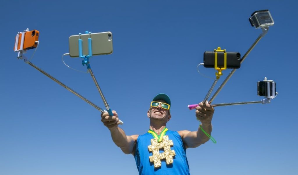 человек фотографирует себя