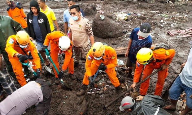 спасатели работают