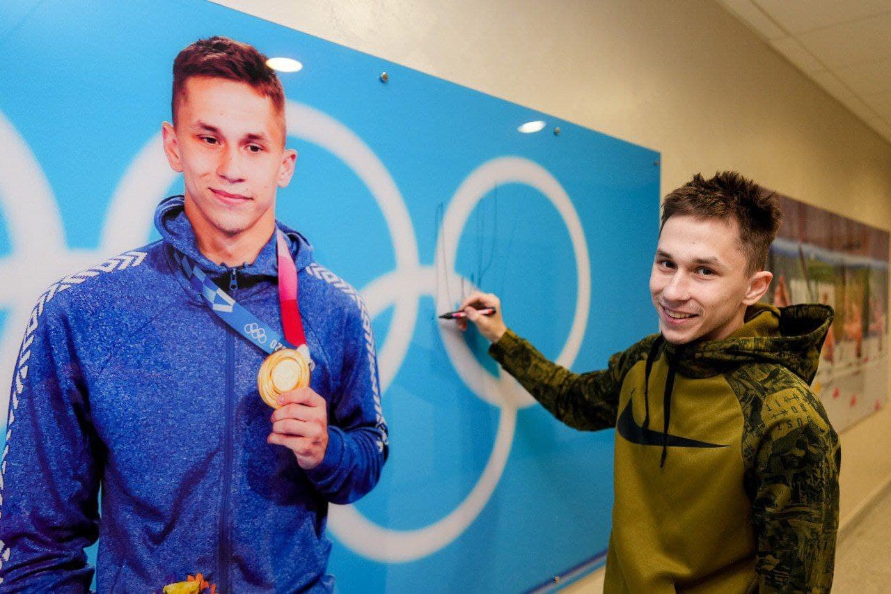 Олимпийский чемпион Иван Литвинович передал медаль НОК