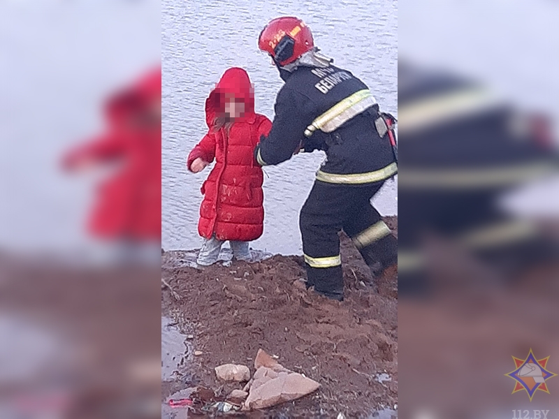 В Минске девочка застряла в грязи — спасатели помогли