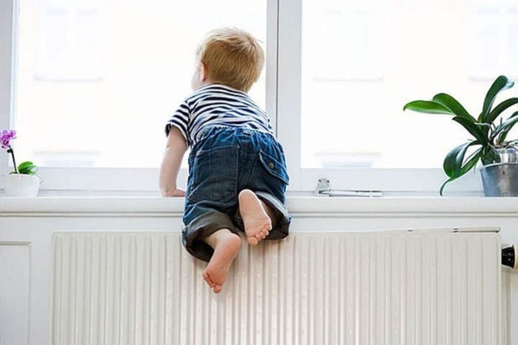 ребёнок на окне