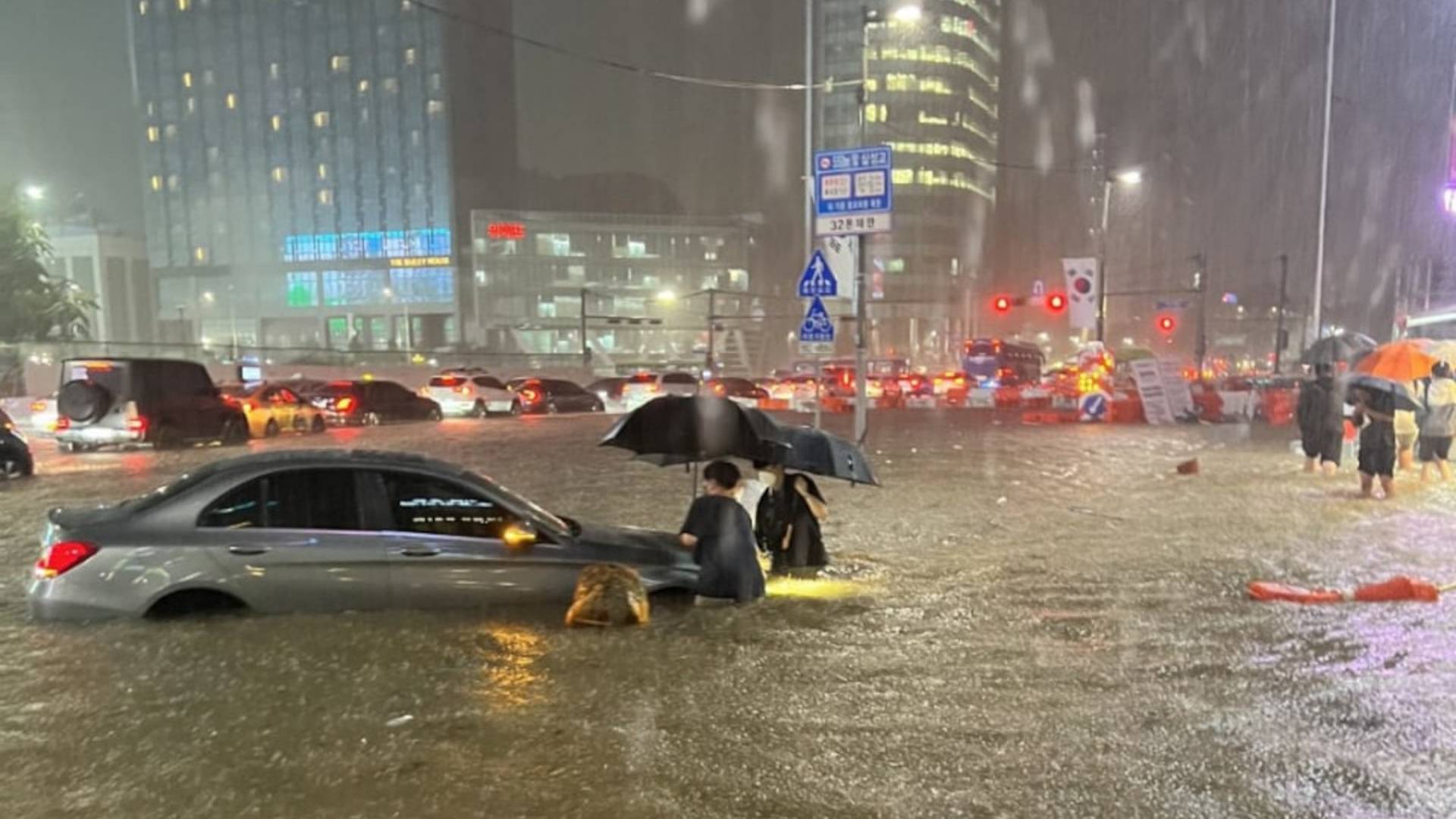 Во сколько ожидается. Ливни в Южной Корее. Ливень. Сильный дождь. Наводнение из за дождей.