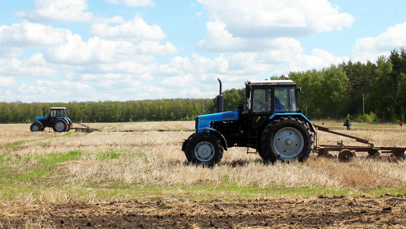 трактор в поле