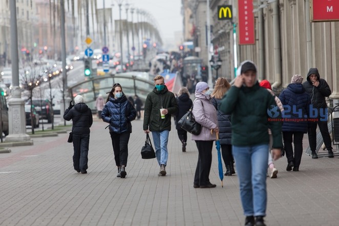 люди идут по городу