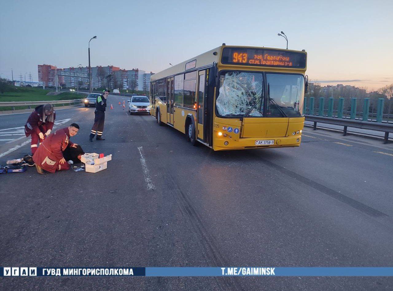 В Минске мужчина перелез через ограждение и попал под автобус