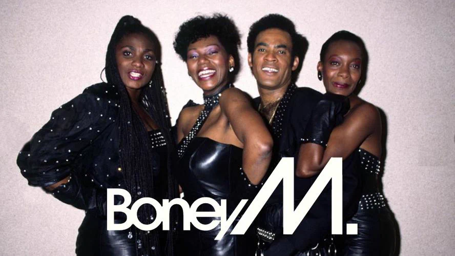 Бони м лучшие песни. Солист группы Бони эм. Группа Boney m. 80х. Группа Бони м в купальниках. Бони м в молодости.