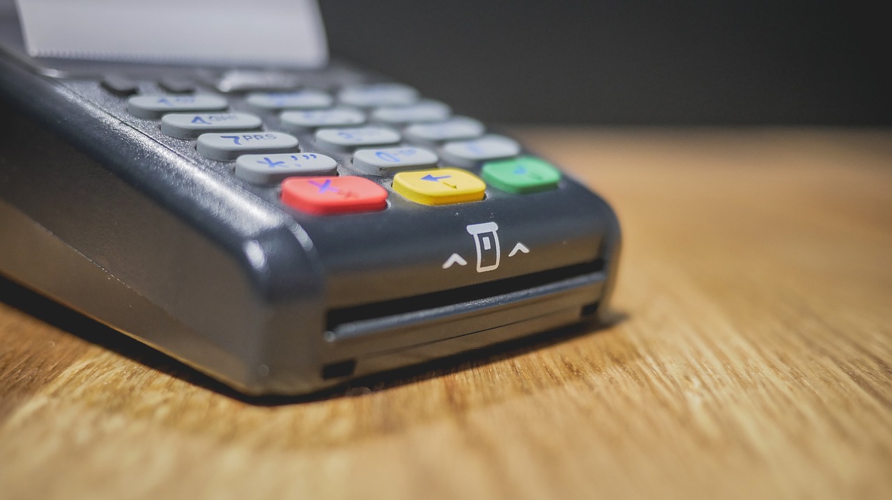 Платят картами и смартфонами? Как и за что рассчитываются белорусы