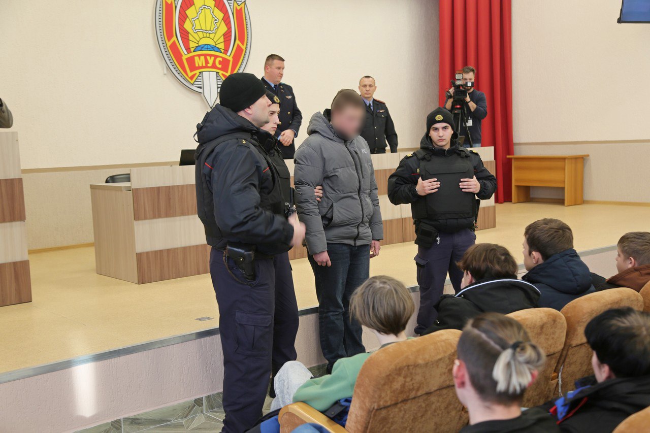 Профилактика наркопреступности: в Гомеле арестовали подростка на глазах у  сверстников