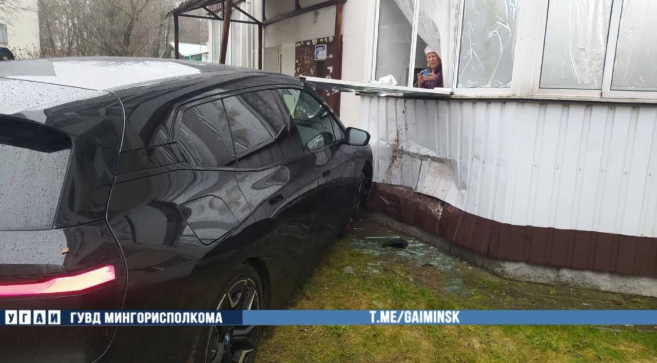 В Минске автомобиль протаранил балкон жилого дома