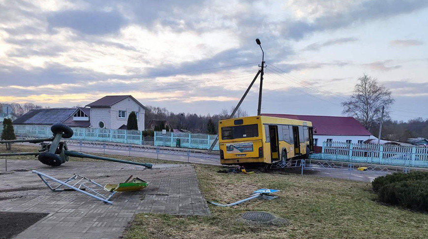 В Жодино автобус въехал в памятник, а затем в забор жилого дома