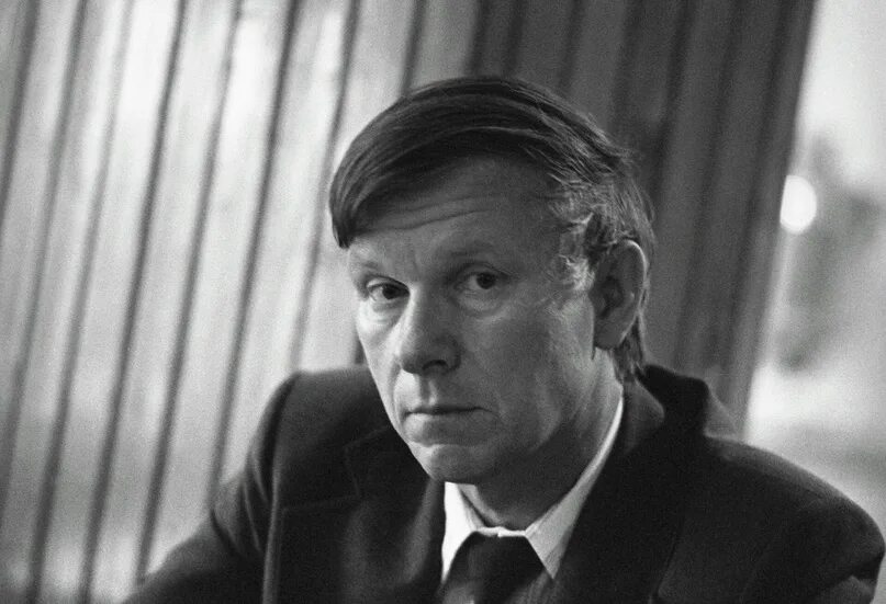 Белорусский писатель Василь Быков родился 100 лет назад