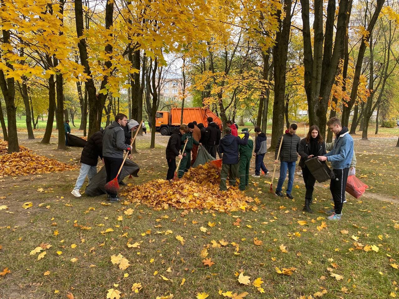 Сквер памяти воинов-афганцев в Гродно очистили от опавшей листвы