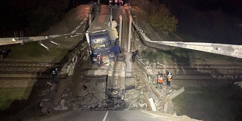 В Крыму обрушился автомобильный мост. Два человека пострадали