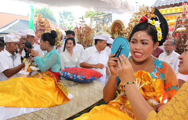 Девушка показывает зубы