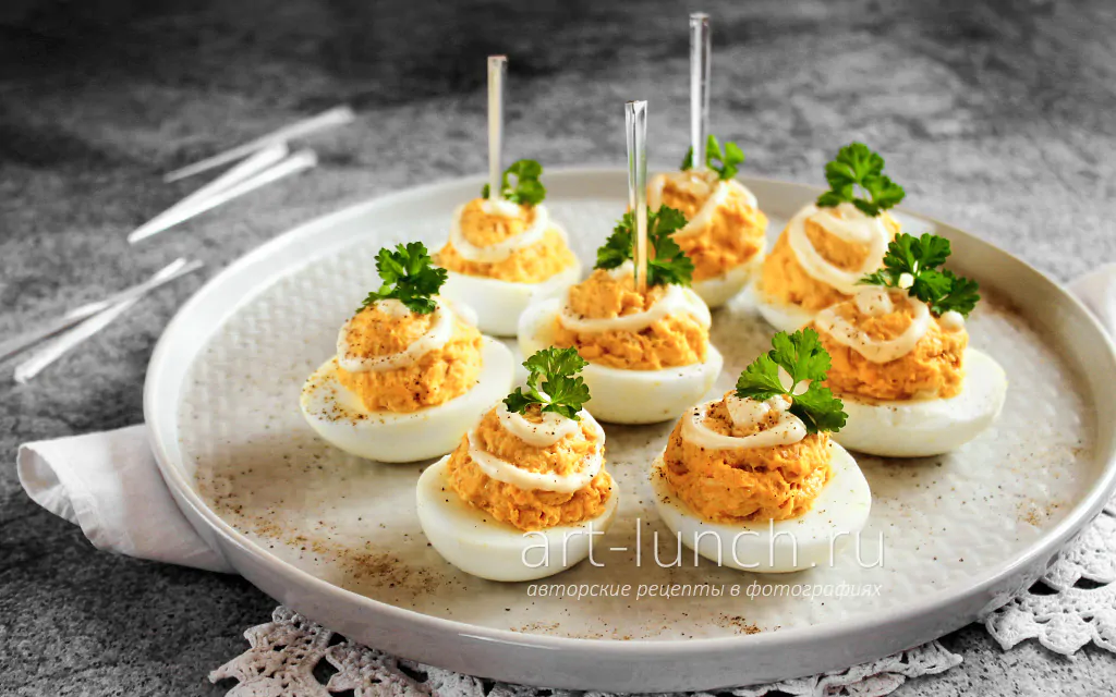 Тарелка, шпажки, яйца