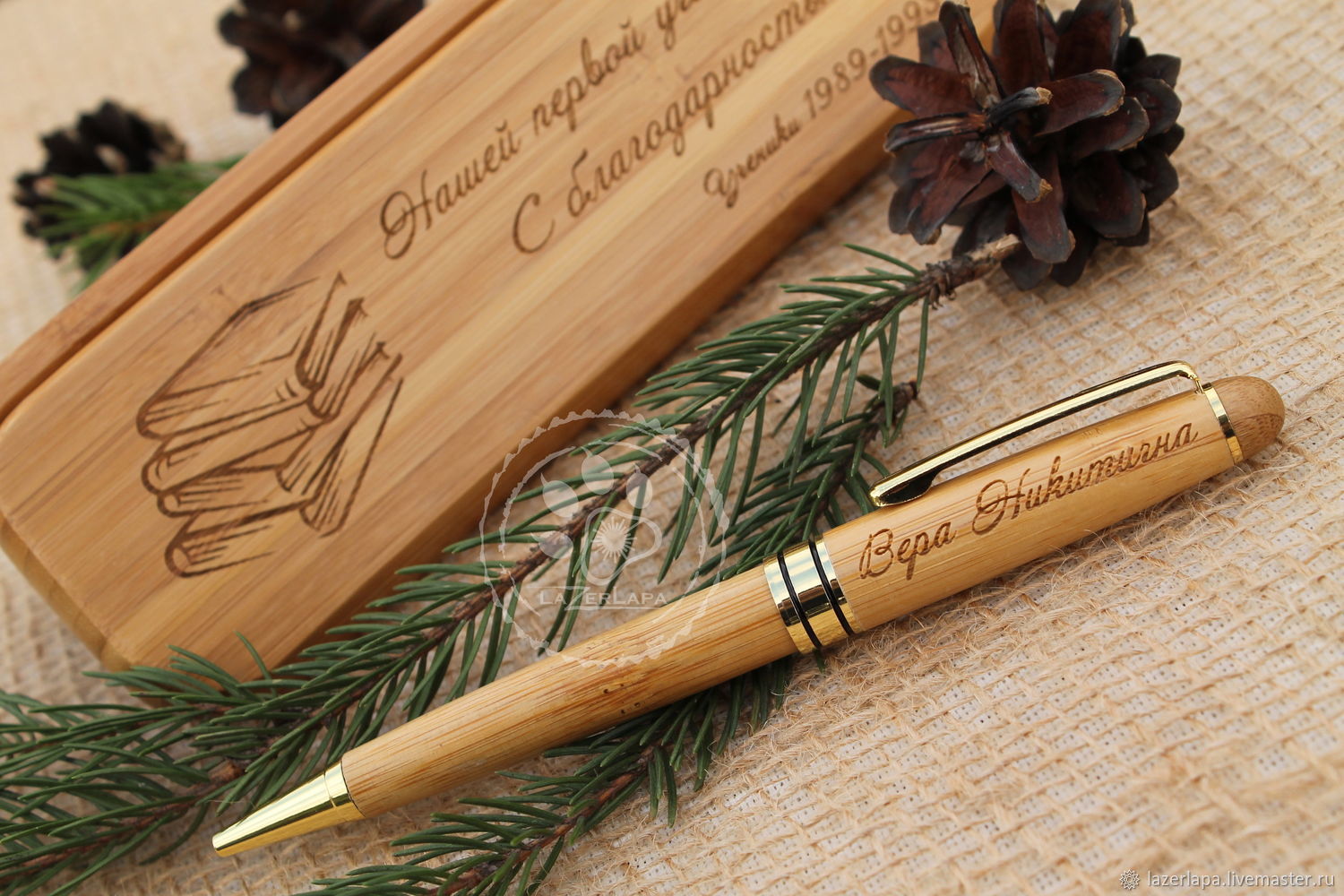 Ручка, ветки ели, доска