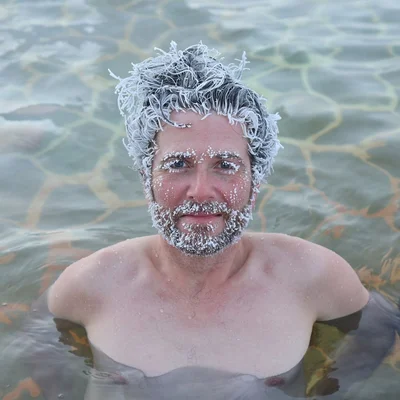 Мужчина в воде