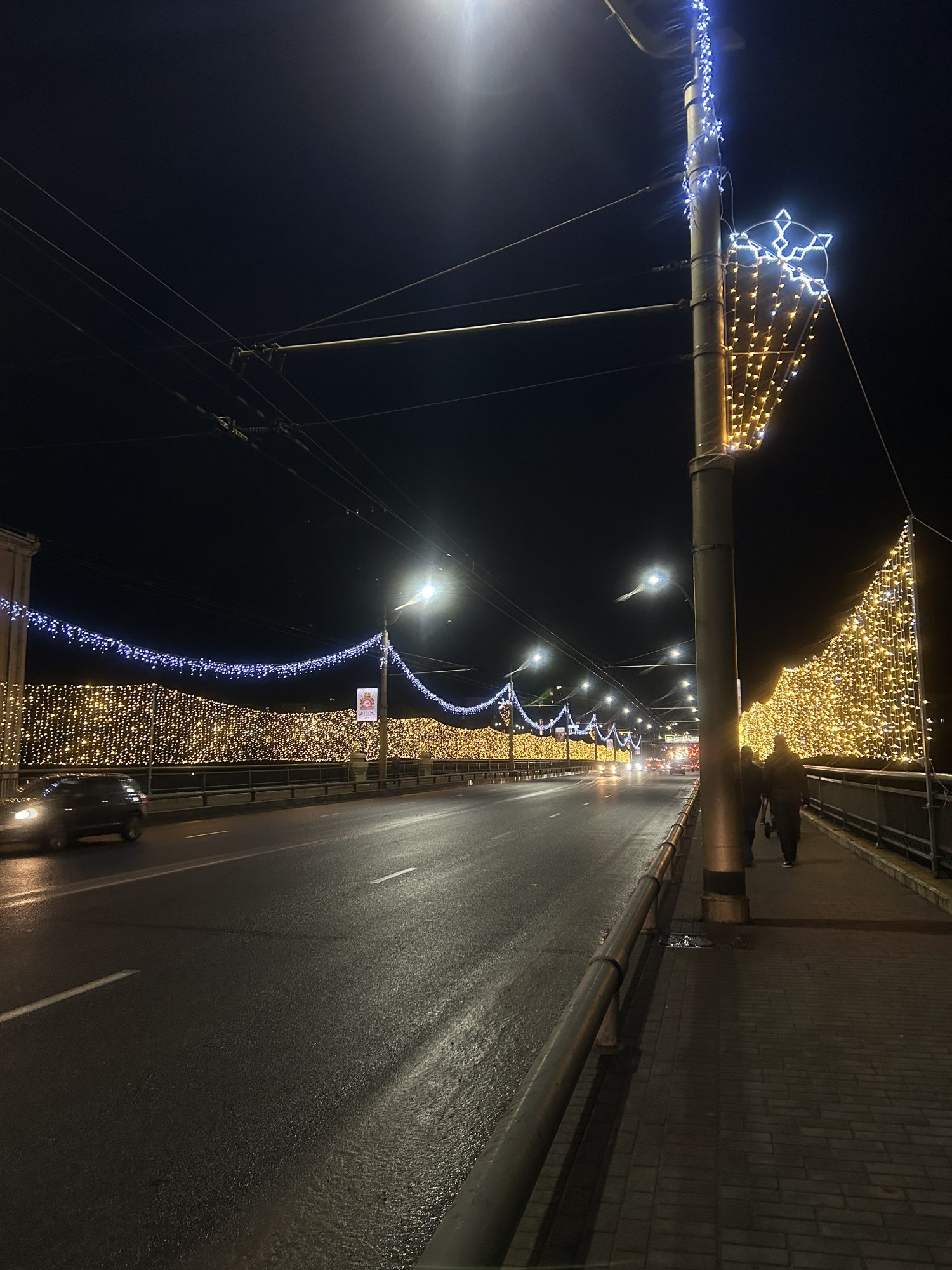 На Старом мосту в Гродно зажгли гирлянды