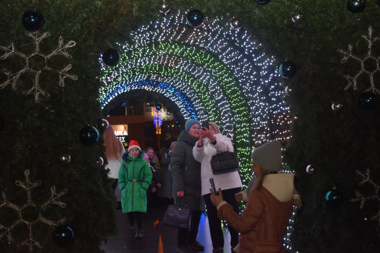 Новогоднее представление у Дворца спорта (1)