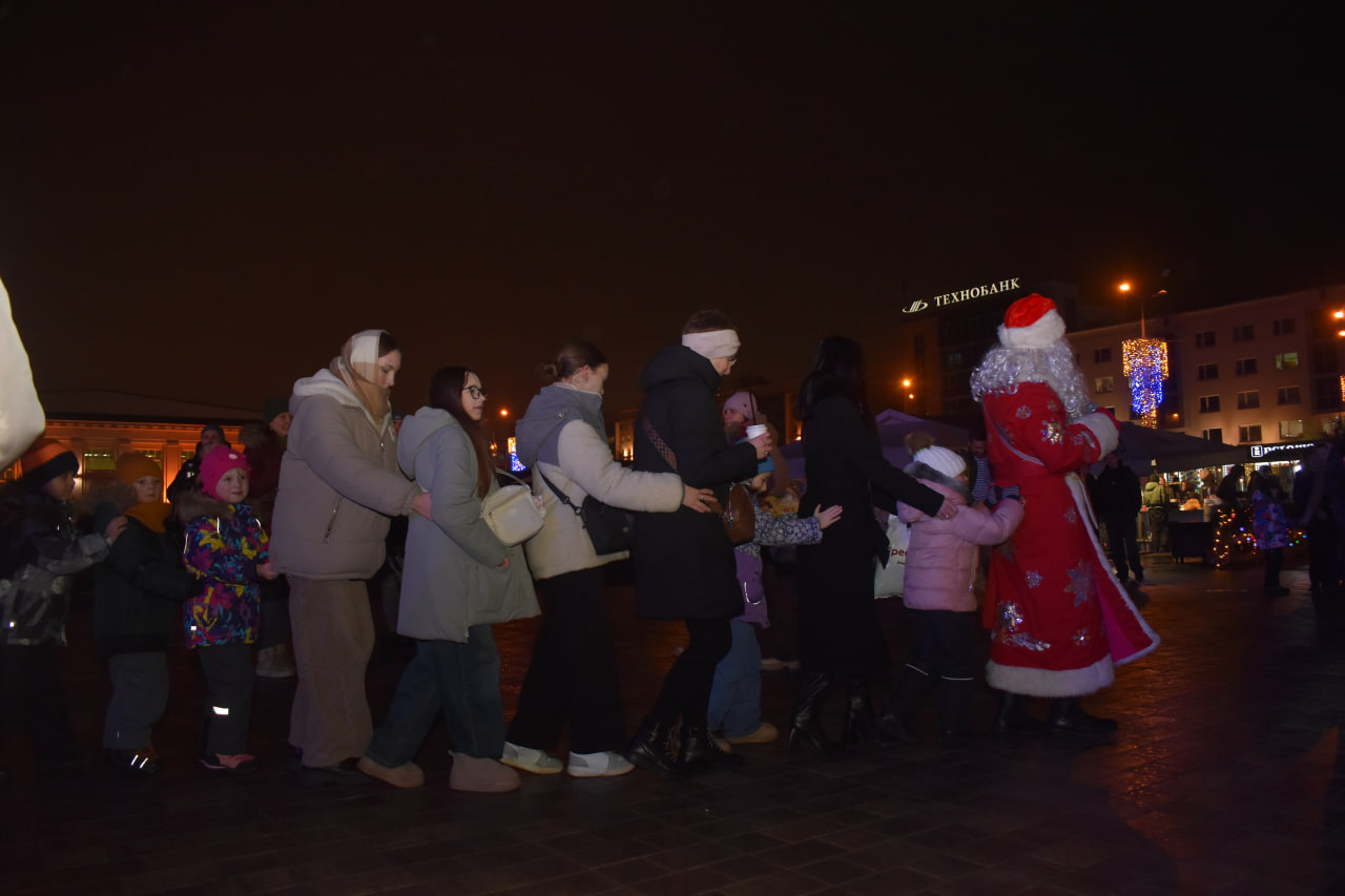 Новогоднее представление у Дворца спорта (13)