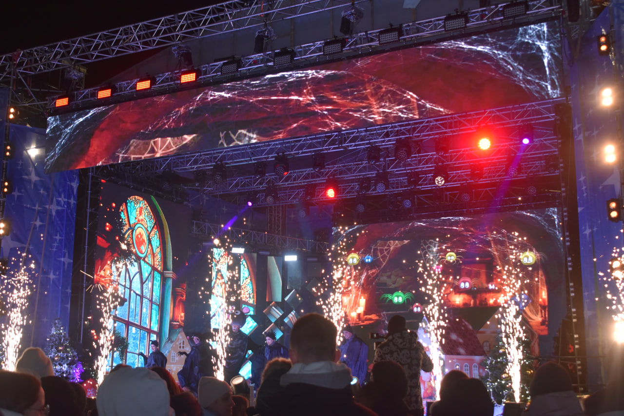 Новогоднее представление у Дворца спорта (7)