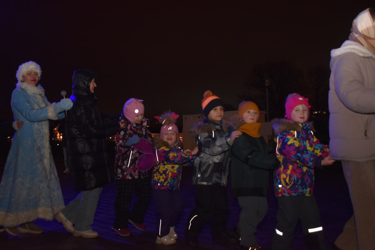 Новогоднее представление у Дворца спорта