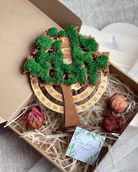 Коробка с деревянным изделием