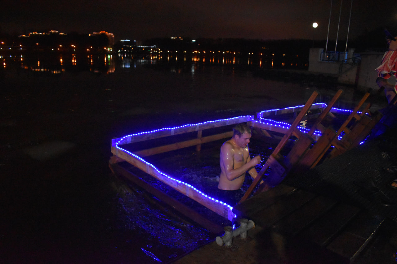 Как прошло Крещение на Комсомольском озере (7)