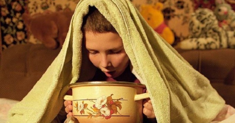 Процесс ингаляции над горячей картошкой