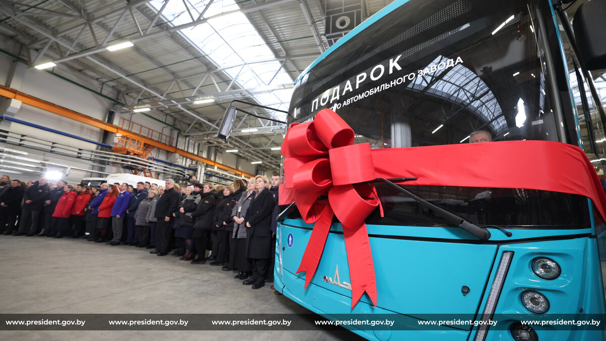 Маз подарил автобус Лукашенко