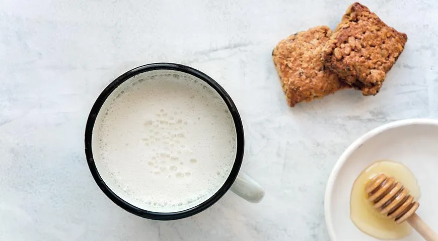 Горячее молоко с медом и печеньем
