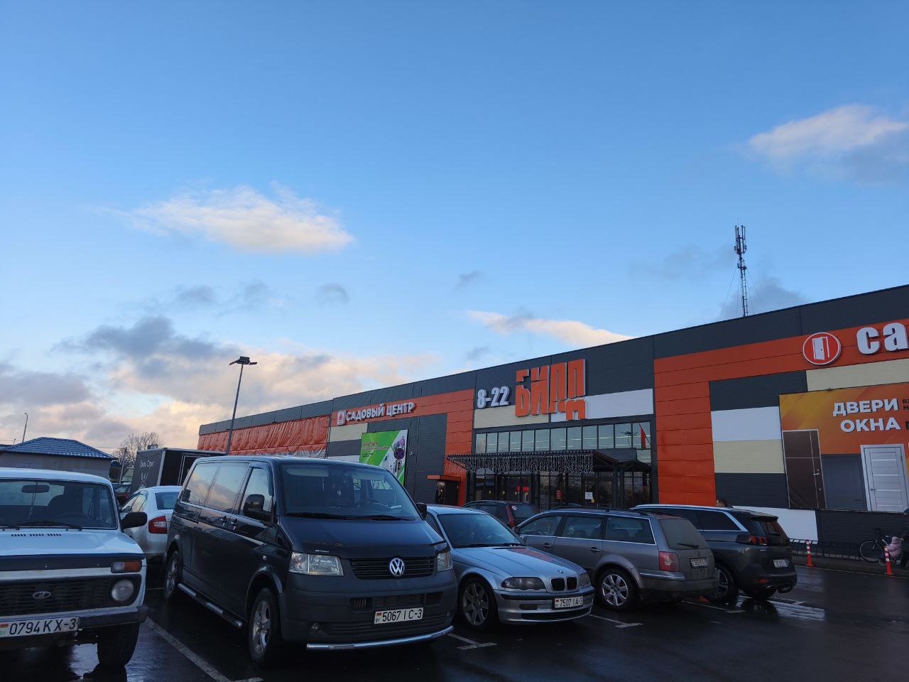 Парковка магазина Билд