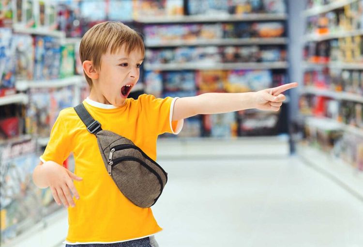 ребенок просит покупать игрушки