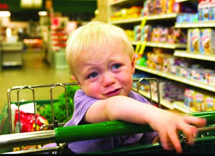 ребенок просит покупать игрушки