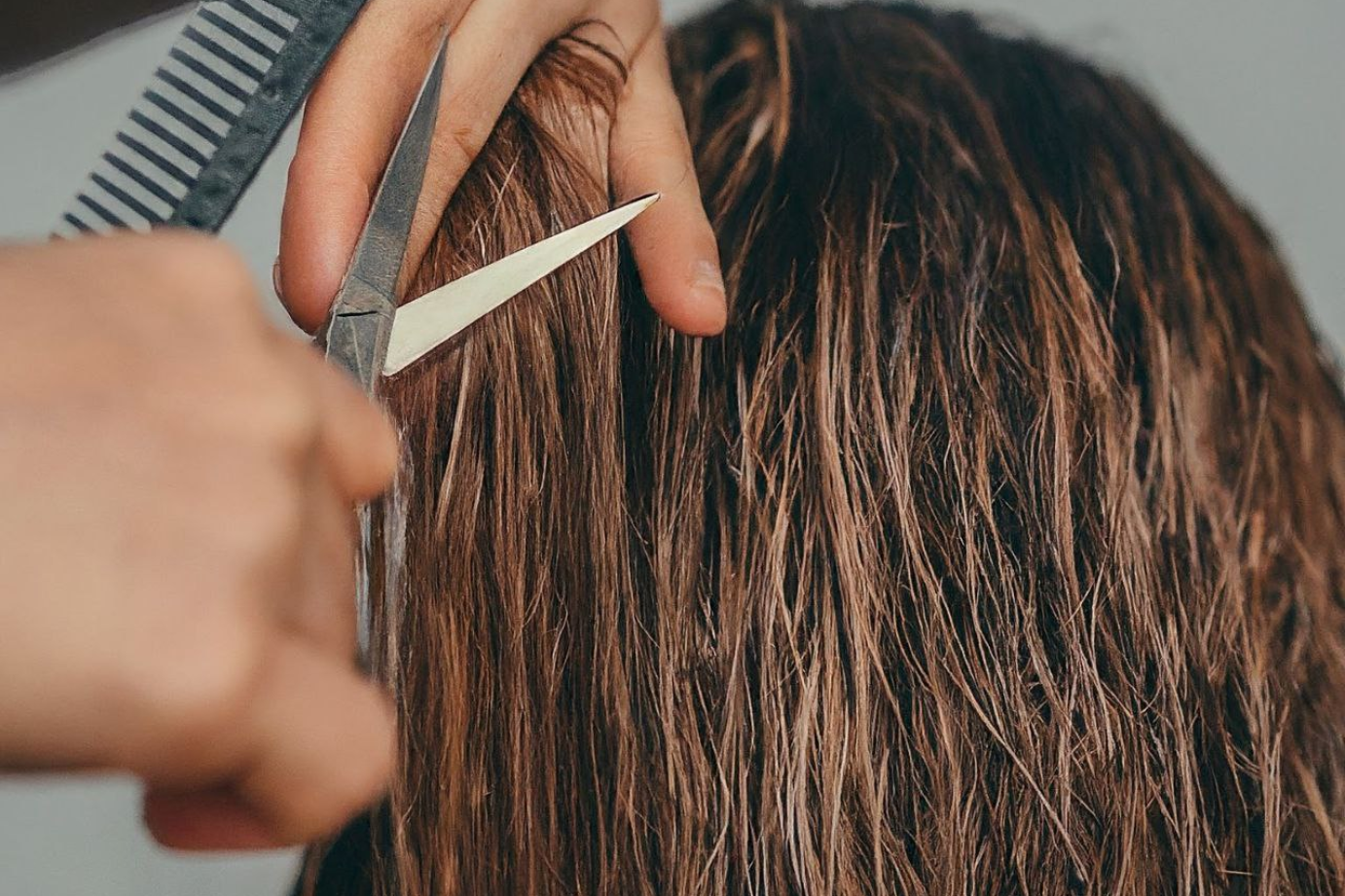 Девушка стрижет волосы