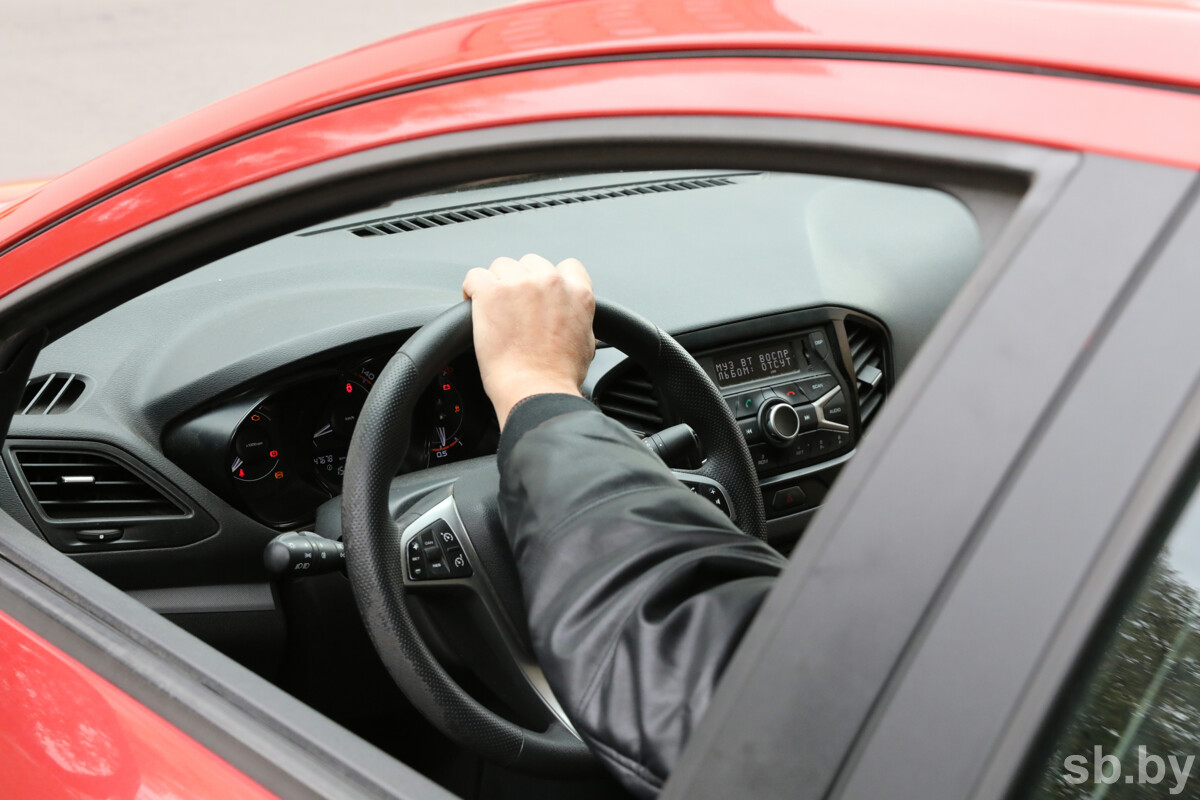 Водитель за рулем автомобиля