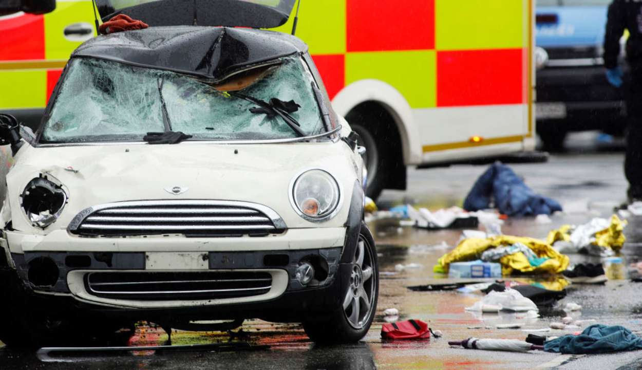 автомобиль въехал в толпу