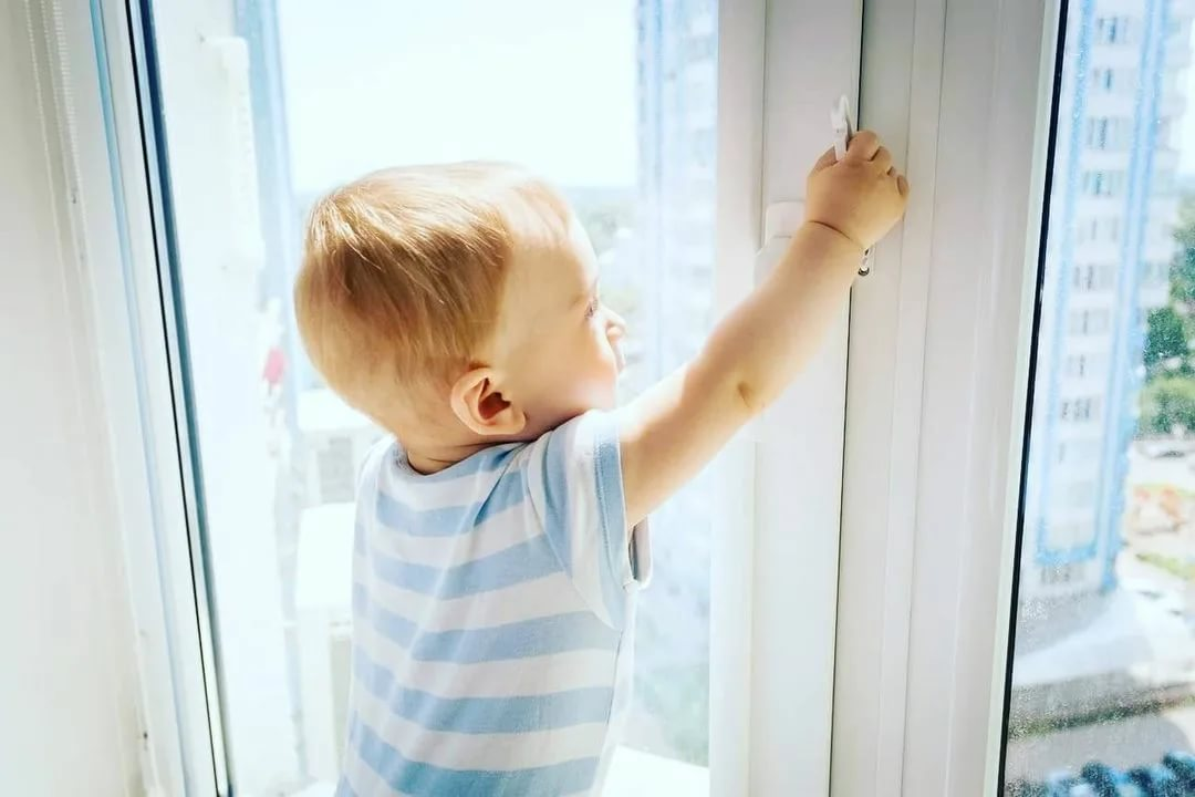 ребенок окно